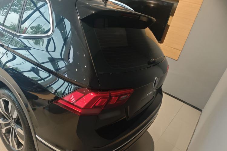 Used Volkswagen Tiguan L 2025 Model Outstanding Version 330TSI Automatic Two-Wheel Drive R-Line Longyao Edition Rear