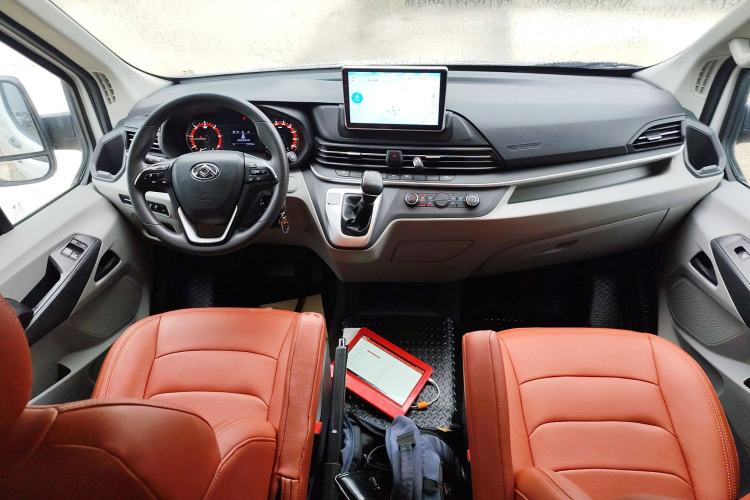 Used SAIC MAXUS Xintu V90 2022 2.0T AMT Yunjie Front-Wheel-Drive Long Wheelbase High-Roof Single-Tire Rear 7-Seater
