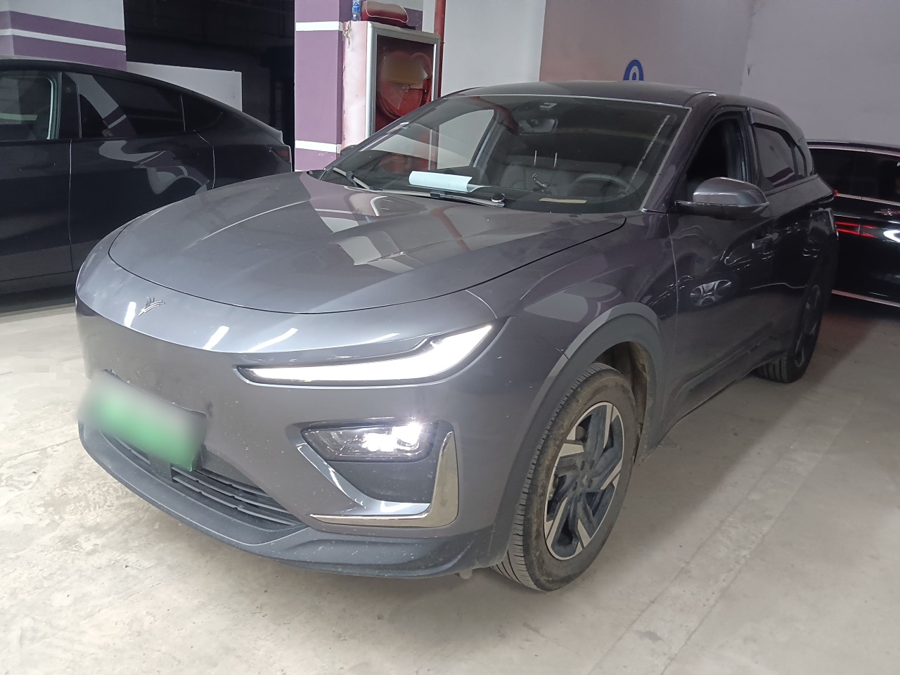 تحت مقدمة السيارة