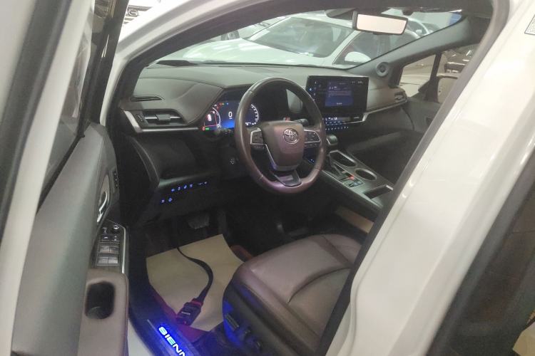 Used Toyota Sienna 2021 2.5L Hybrid Platinum Edition
