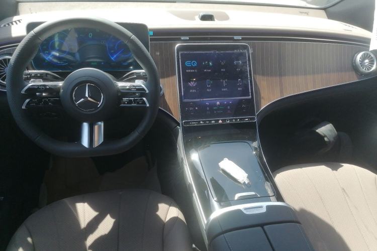 Used Mercedes-Benz EQE SUV 2024 500 4MATIC Pioneer Edition Center Console