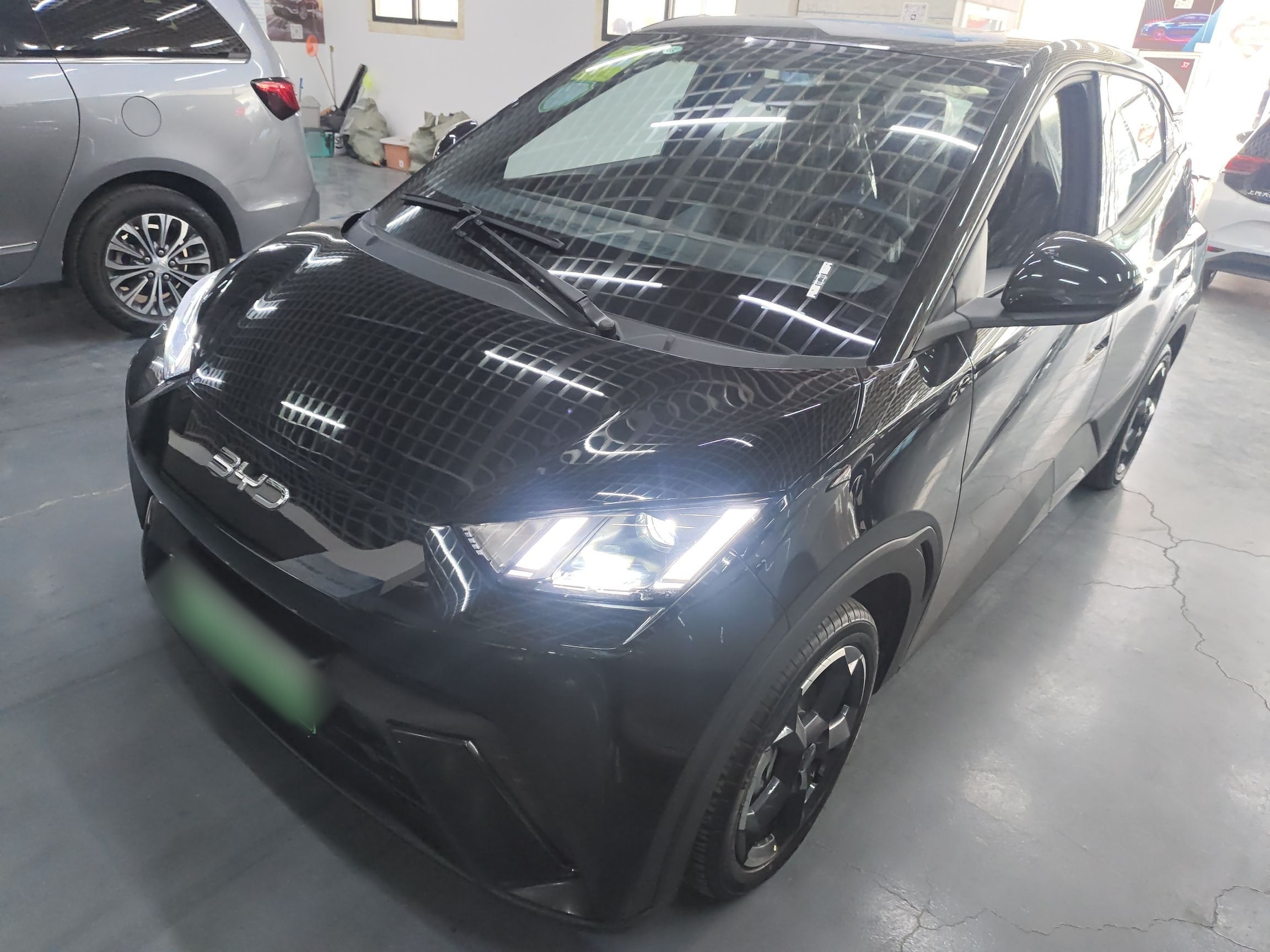 Под передней частью автомобиля