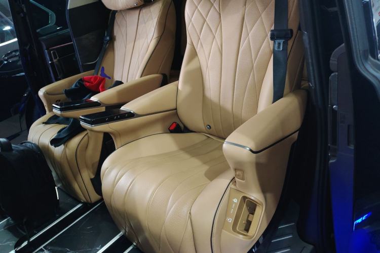 Used Denza D9 2024 DM-i 980 Four-Wheel Drive Prestige Model Left Rear Seat