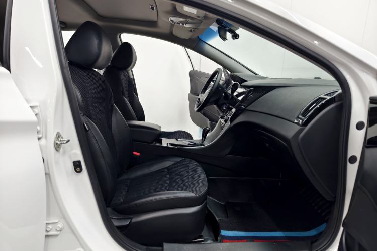 Used Hyundai Sonata 2015 Classic 2.0L Automatic Leading Edition Interior 4