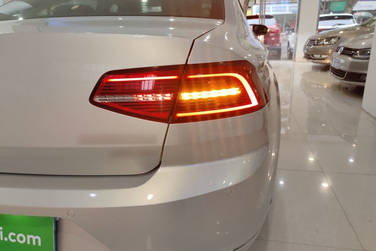 Used Volkswagen Magotan 2018 330TSI DSG Advanced Model Right Rear Taillight