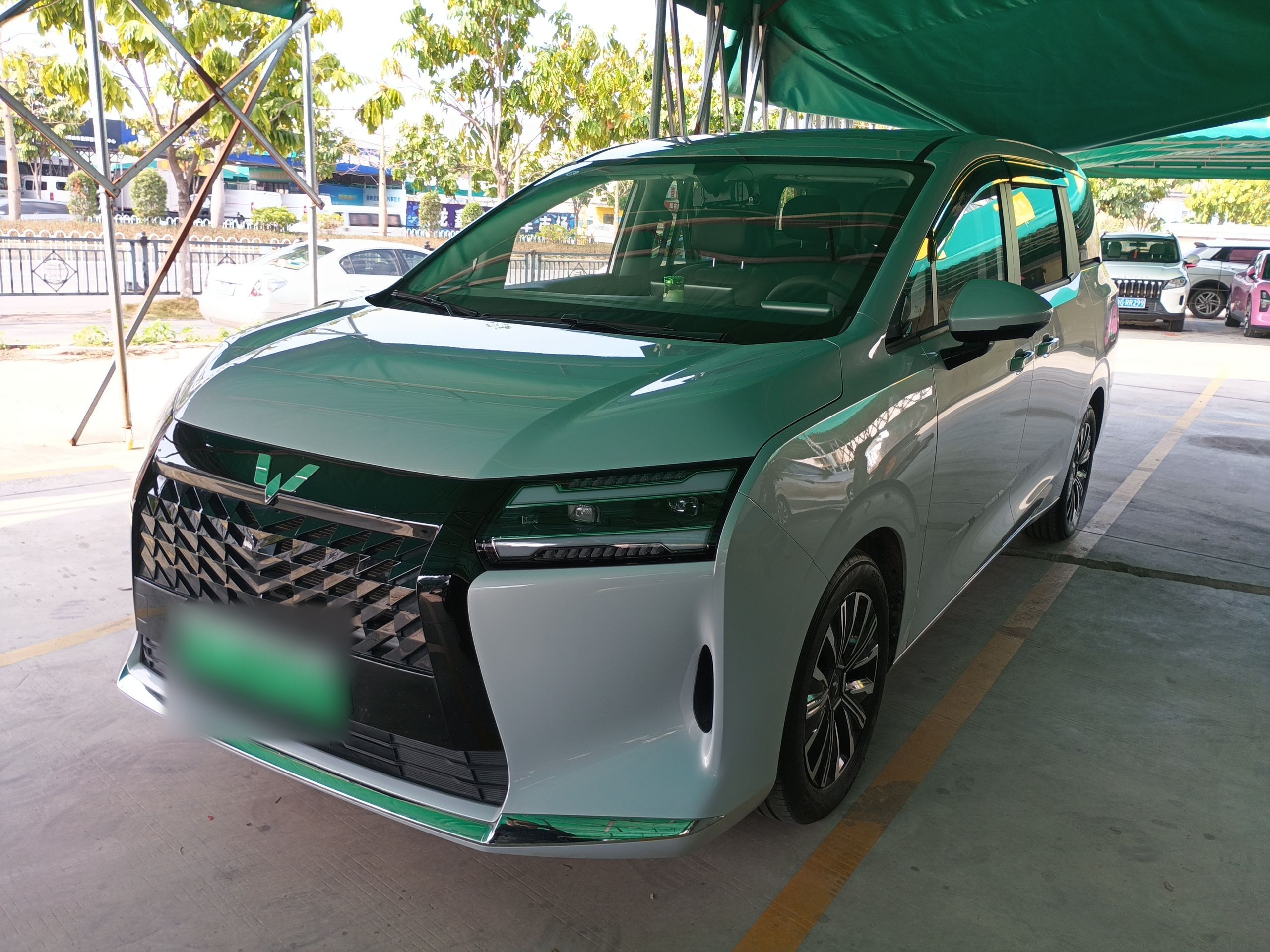 Под передней частью автомобиля