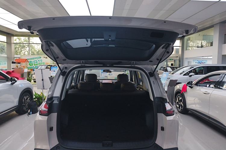 Used Wuling Xingguang 560 New Energy 2026 Model, Plug-in Hybrid, 125 km, Luxury Version Trunk