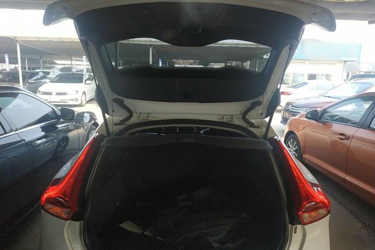 Used Volvo V40 2017 T3 Smart Edition