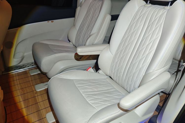 Used Buick GL8 2023 Facelifted Land Cruiser Executive Luxury Version