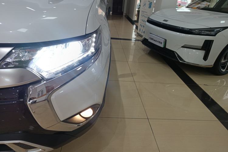 Used Mitsubishi Outlander 2019 2.0L Two-Wheel Drive Comfort Edition 7-Seater China VI Standard