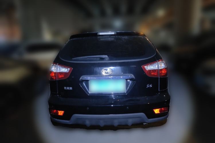 Used BYD S6 2014 2.0L Manual Luxury 7-Seater Rear