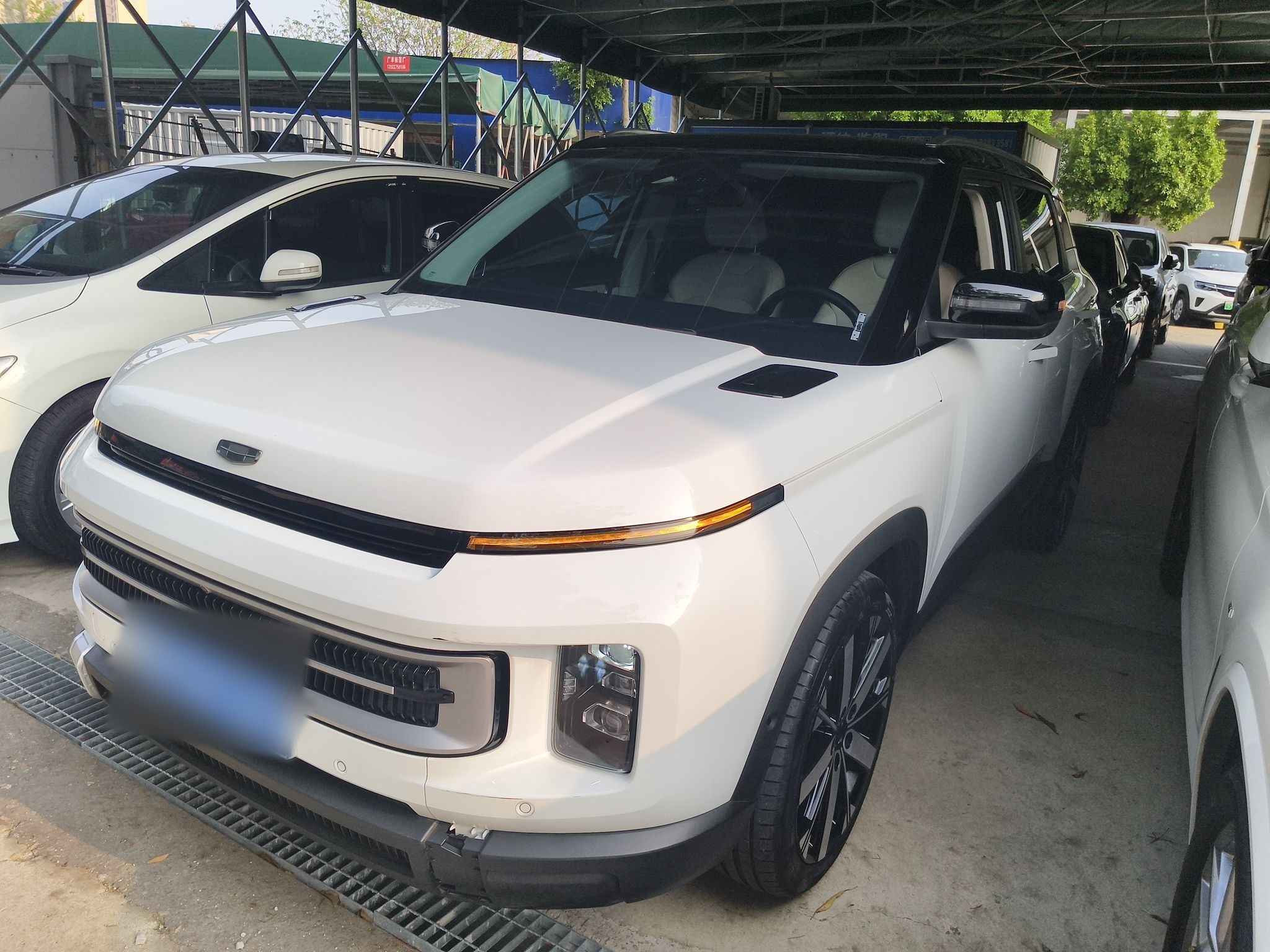 تحت مقدمة السيارة