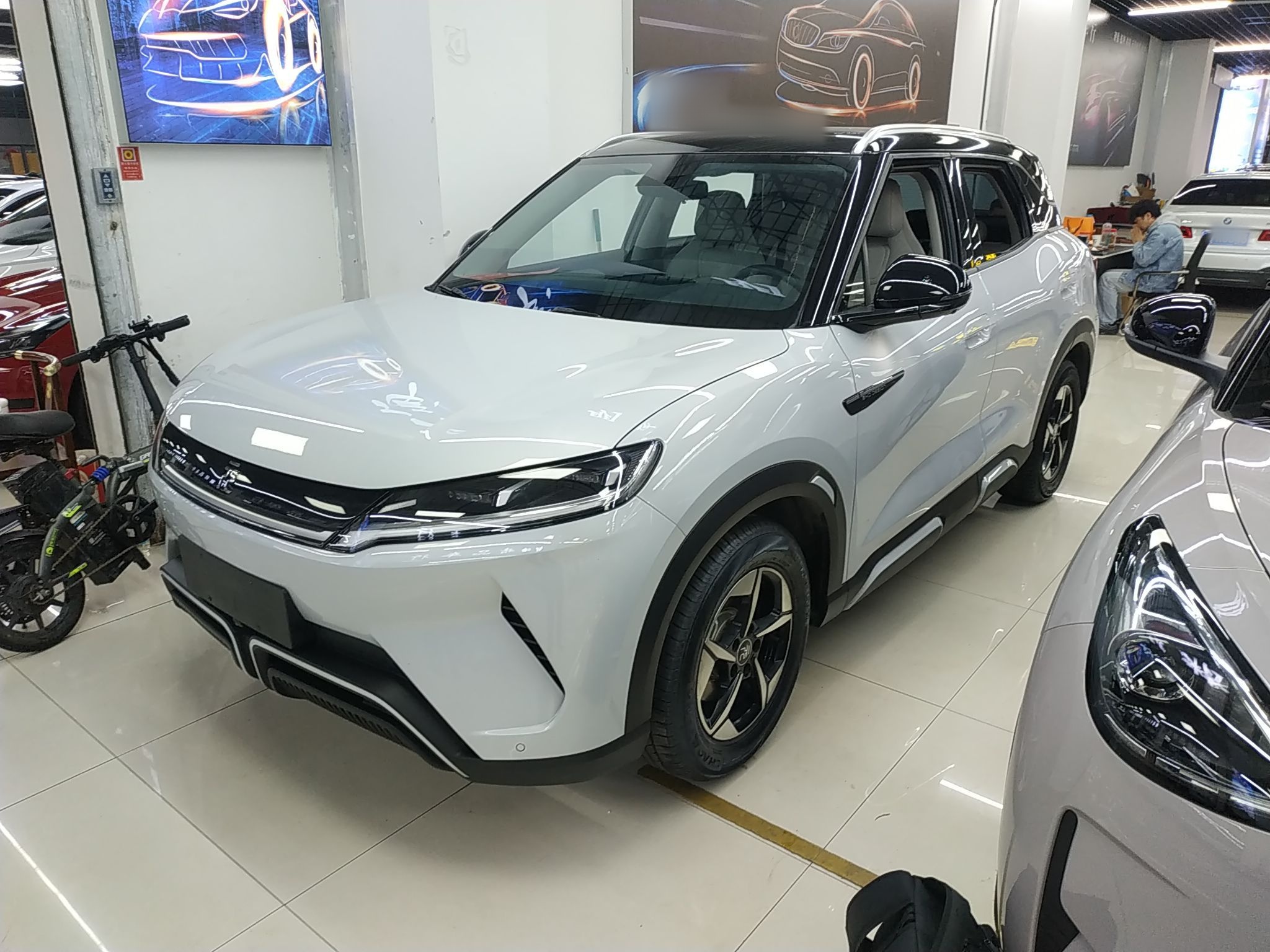 Под передней частью автомобиля