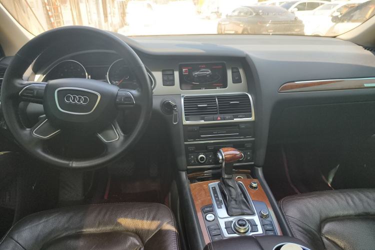 Used Audi Q7 2014 40 TFSI off-road version Center Console