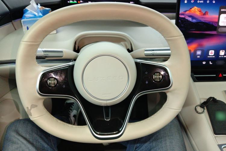 Used Hima Luxeed R7 2025 Range-Extended Version 251 km Max Steering Wheel