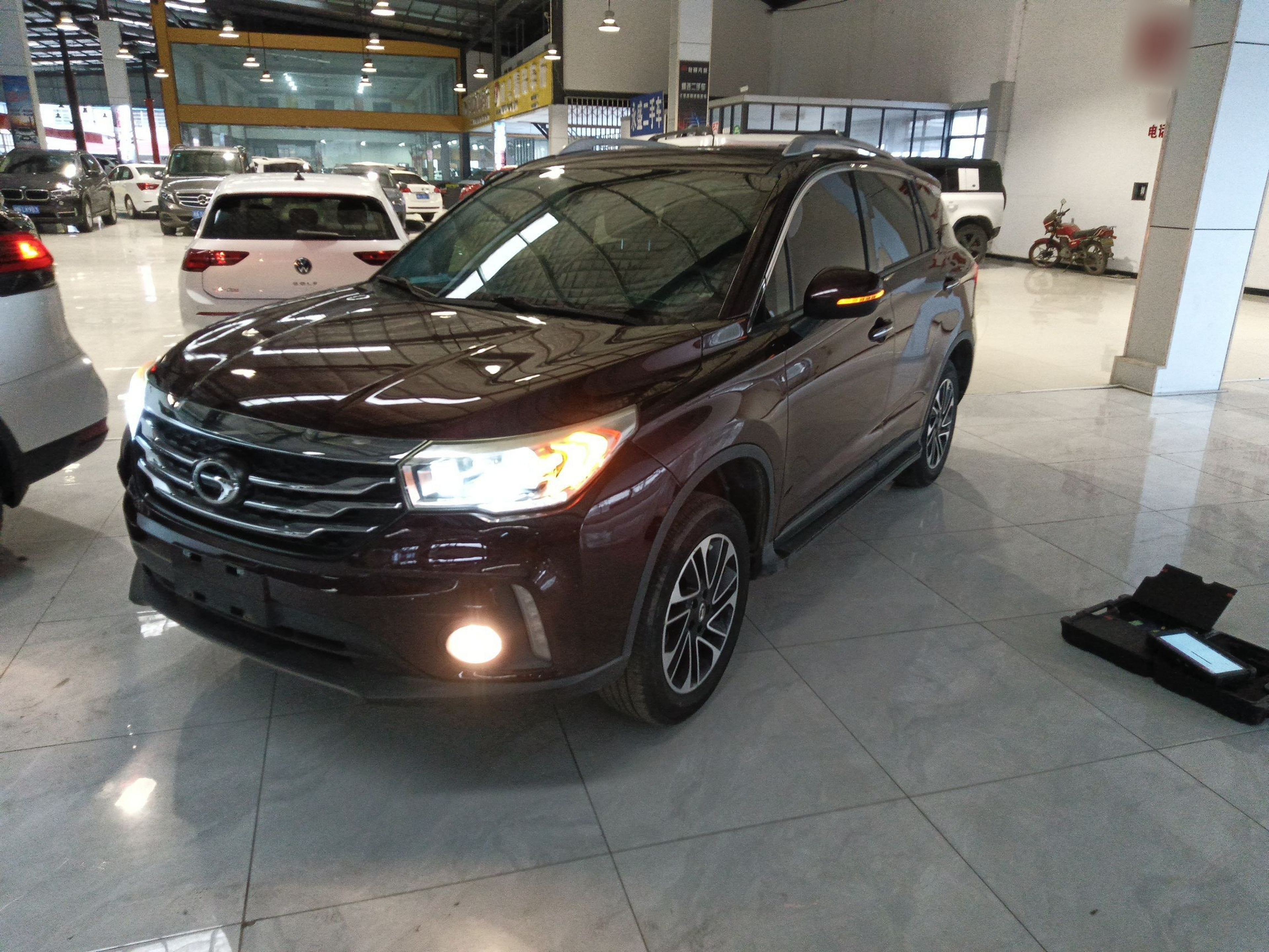 تحت مقدمة السيارة