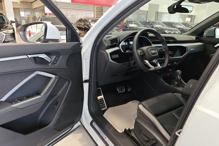 Used Audi Q3 2024 40 TFSI Fashion Dynamic Model
