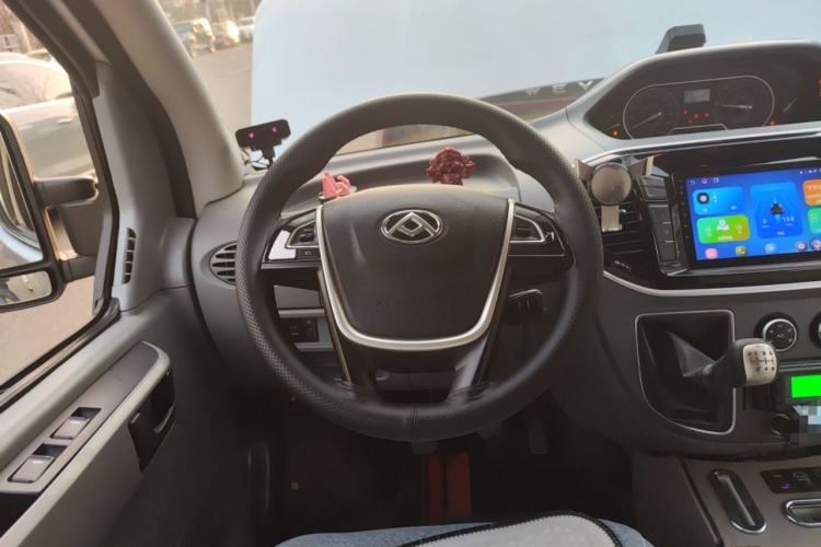 Used SAIC MAXUS Xintu V80 2019 2.5T Classic Model 6-Speed Manual Commercial Van with Short Wheelbase and Low Roof 9-Seater