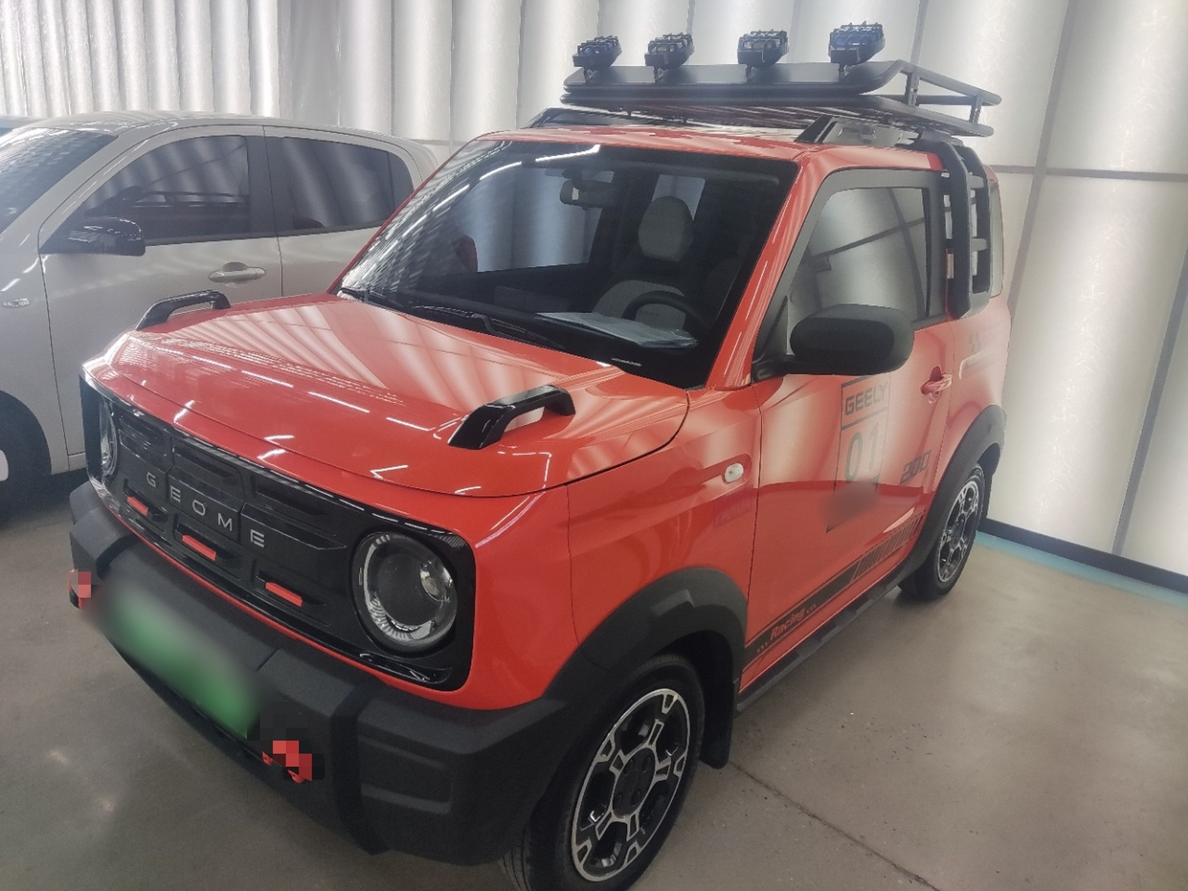 تحت مقدمة السيارة