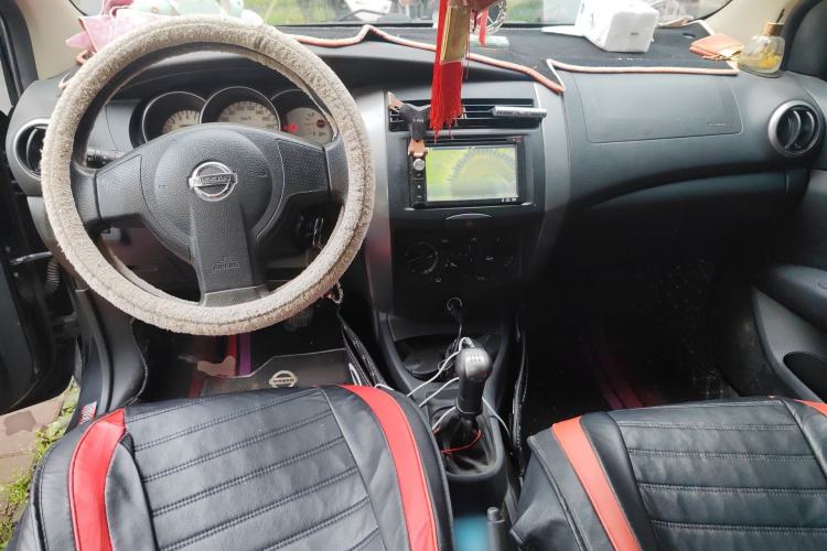Used Nissan Livina 2010 Jingyue Edition 1.6L Manual All-Around Model Center Console