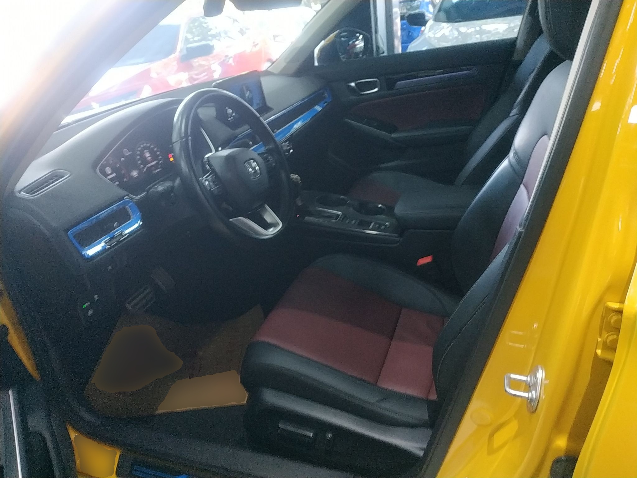 المقاعد الأمامية داخل السيارة