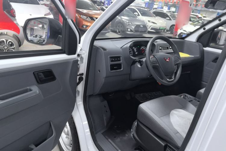 Used Wuling Yangguang 2024 300KM Comfort Version Passenger Van 75kW