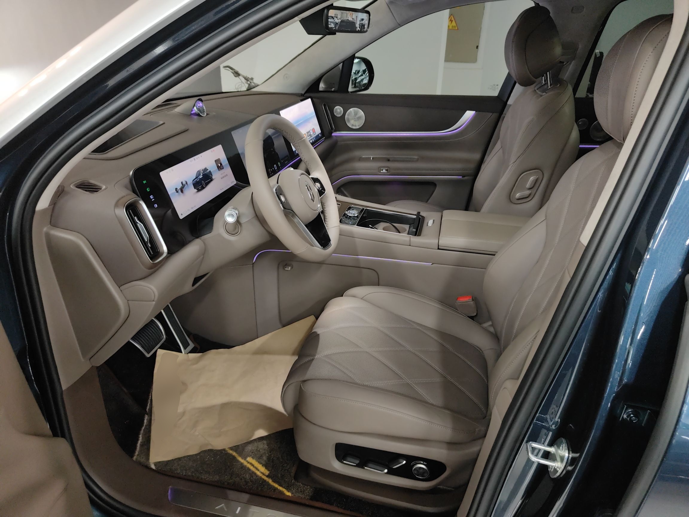 المقاعد الأمامية داخل السيارة