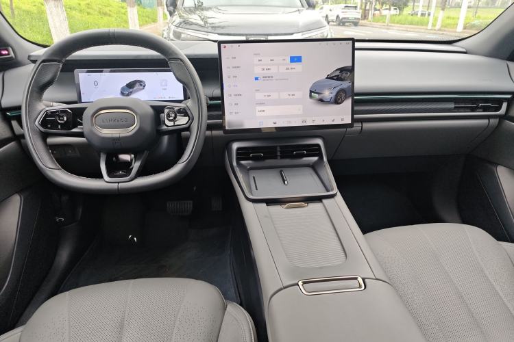 Used Lynk & Co 07 2024 EM-P 126 Long-Range Ultra Center Console