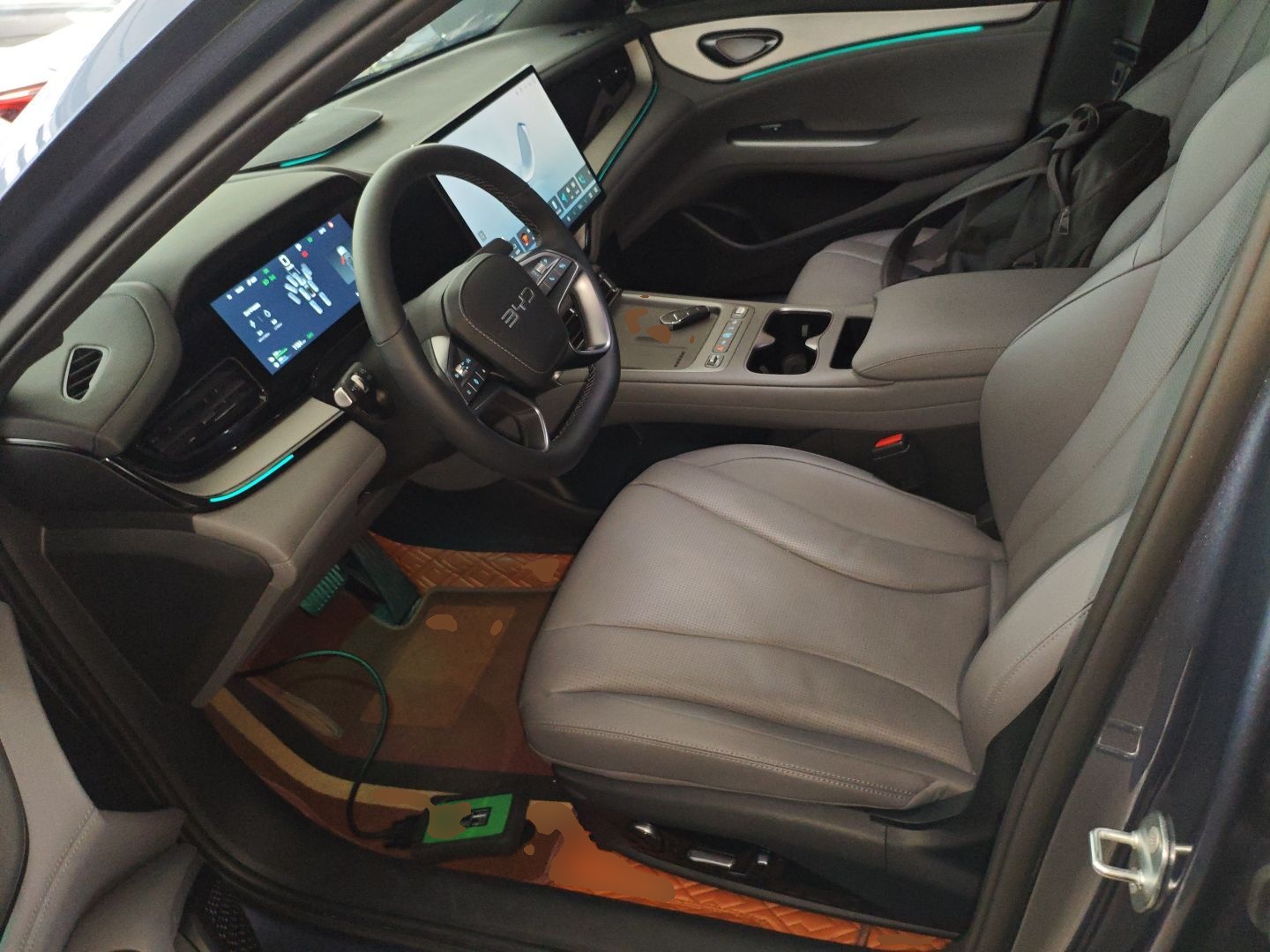 المقاعد الأمامية داخل السيارة