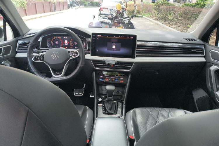 Used Volkswagen Tiguan L 2022 330TSI Automatic Two-Wheel Drive R-Line Enhanced Edition Center Console