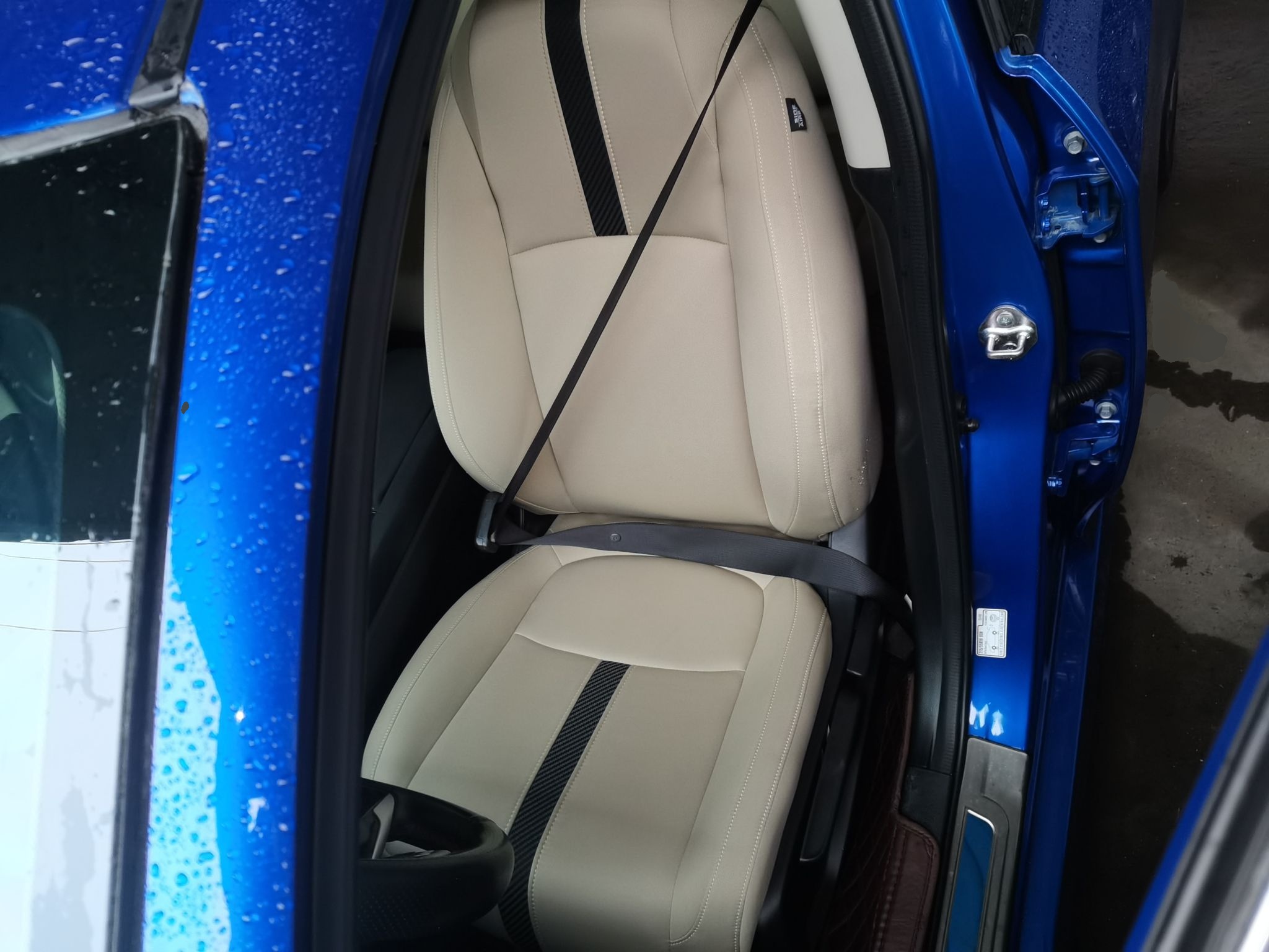 Переднее сиденье в автомобиле