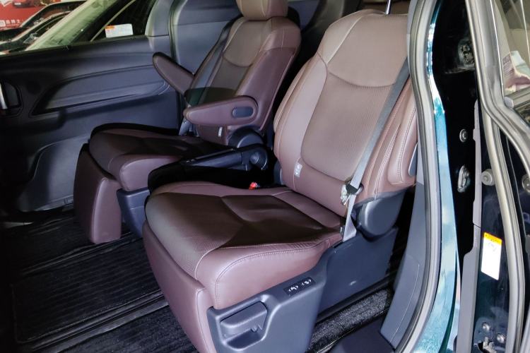 Used Toyota Granvia 2022 2.5L Hybrid Flagship Edition
