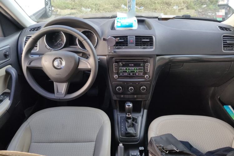 Used Skoda Yeti 2014 1.4TSI DSG Vibrant Edition Center Console