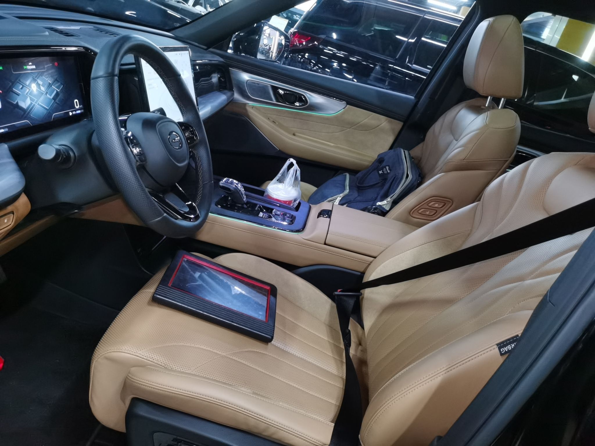 المقاعد الأمامية داخل السيارة