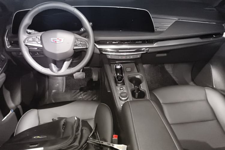 Used Cadillac XT4 2024 28T Two-Wheel-Drive Luxury Version Center Console