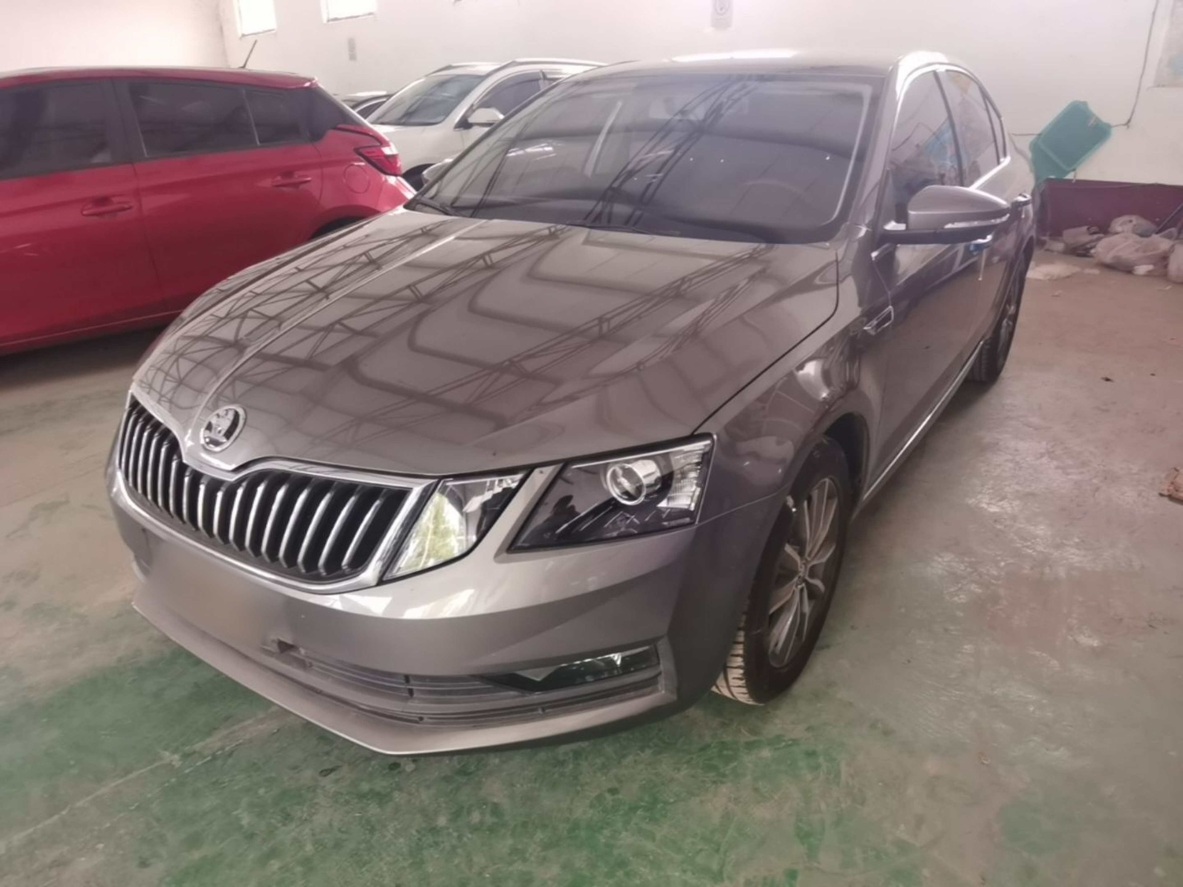 Под передней частью автомобиля
