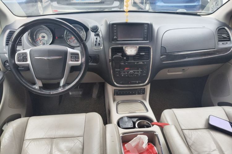 Used Chrysler Grand Voyager 2013 3.6L Luxury Edition Center Console