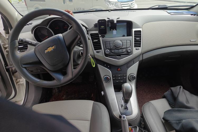 Used Chevrolet Cruze 2013 1.8L SE AT Center Console