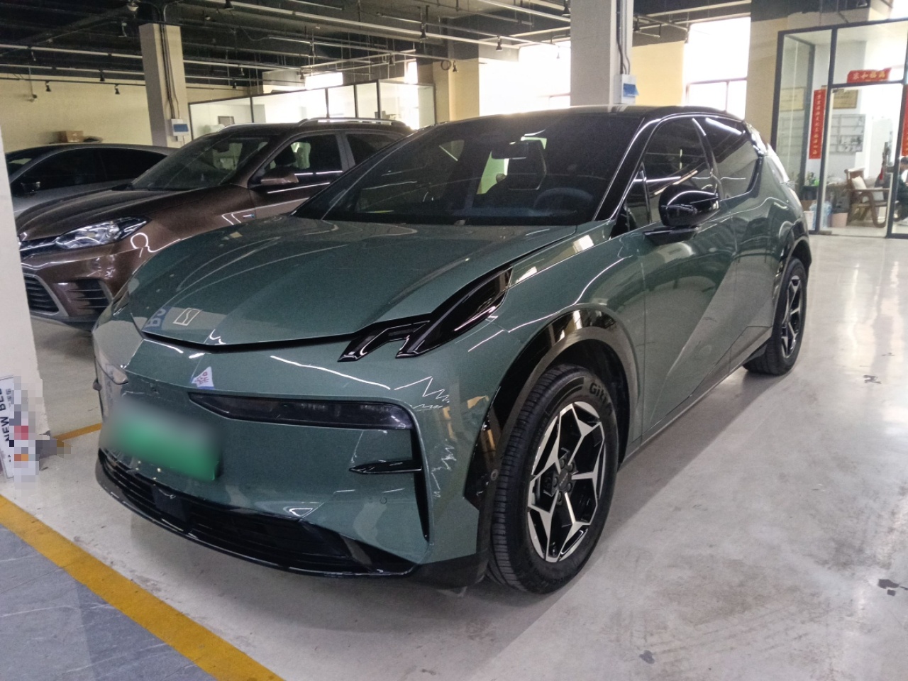 تحت مقدمة السيارة