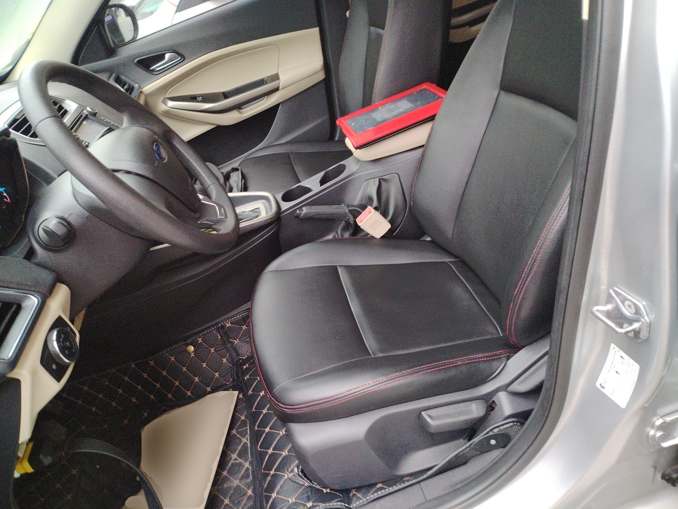 Переднее сиденье в автомобиле