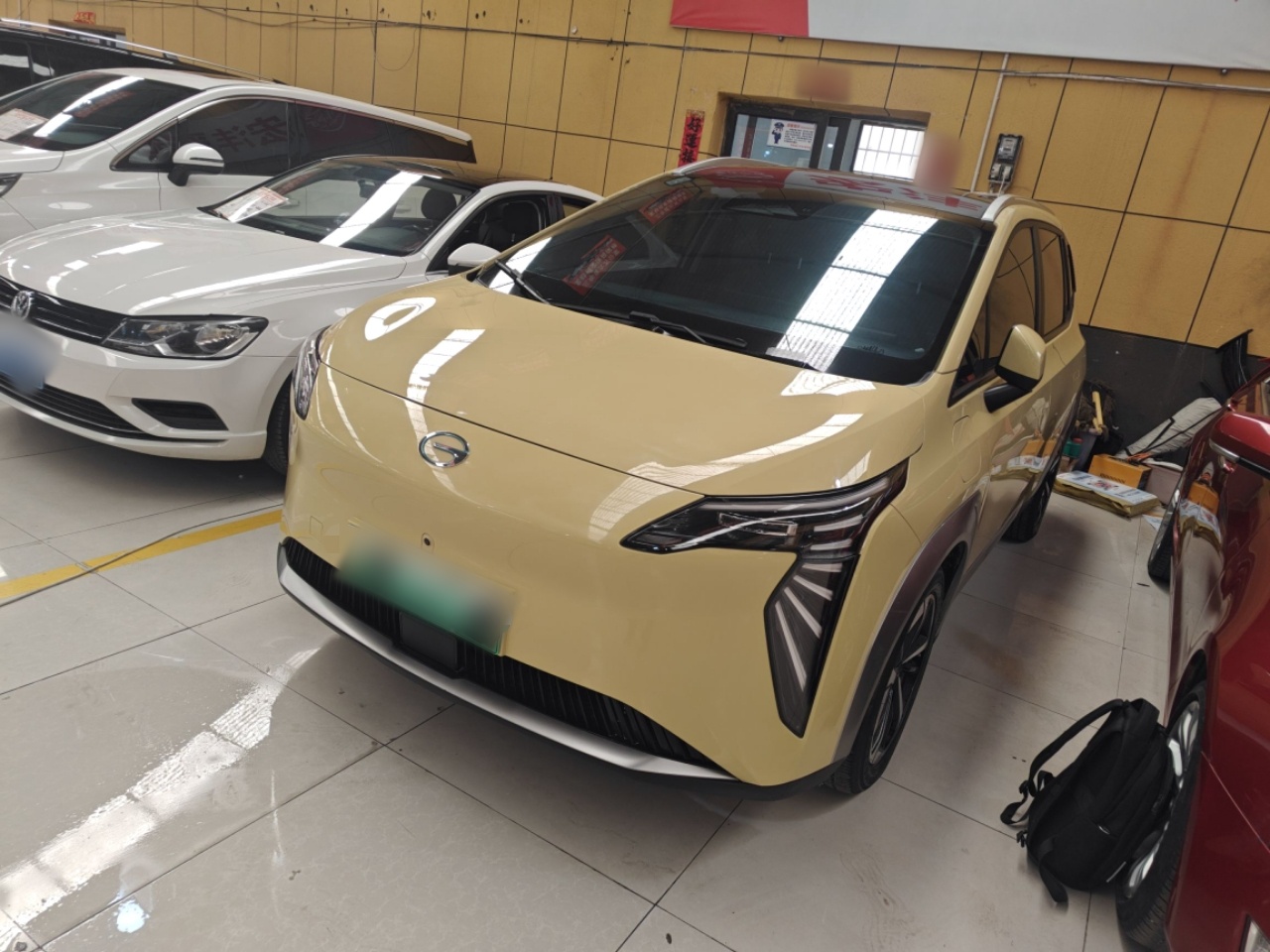 تحت مقدمة السيارة