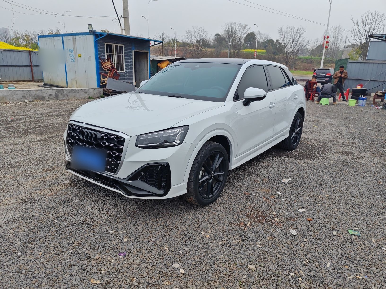 تحت مقدمة السيارة