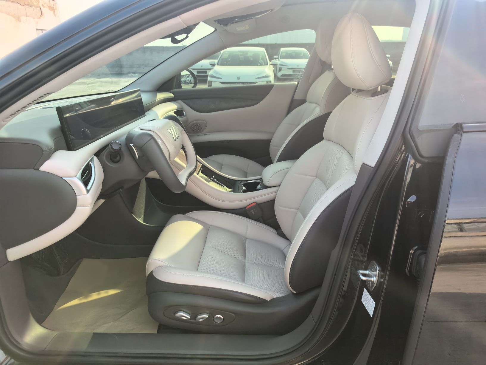 المقاعد الأمامية داخل السيارة