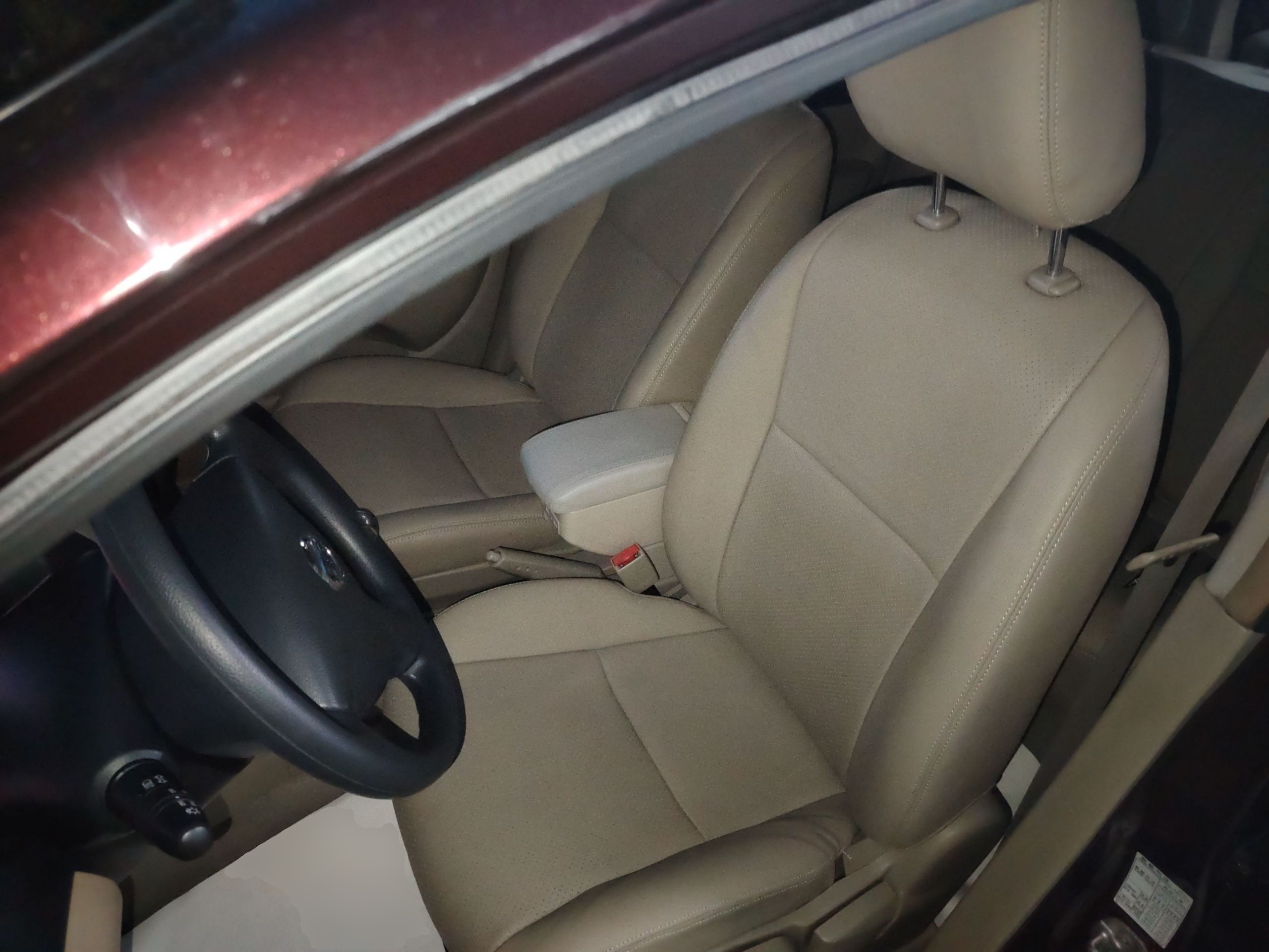 Переднее сиденье в автомобиле