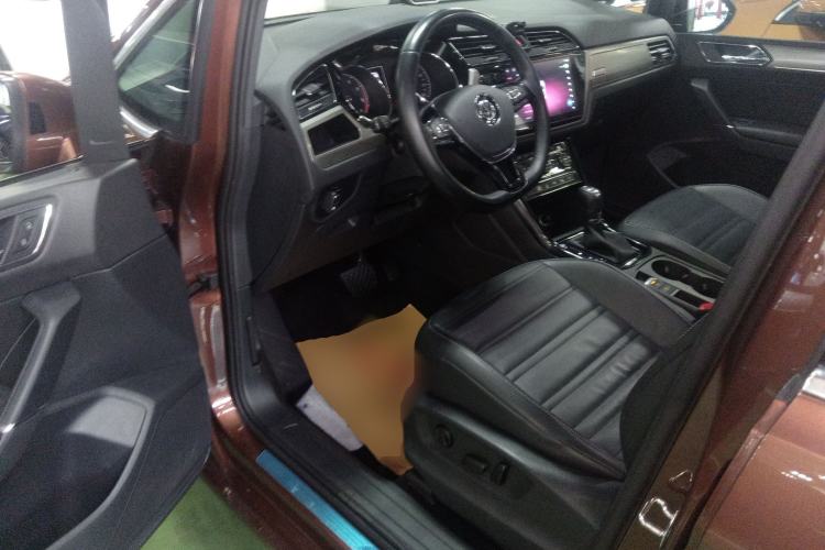 Used Volkswagen Touran 2016 Volkswagen Touran L 330TSI DSG Luxury Edition Driver Seat