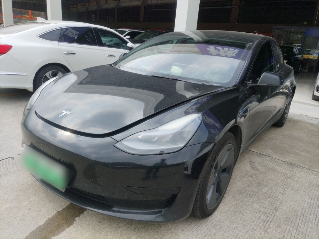 تحت مقدمة السيارة