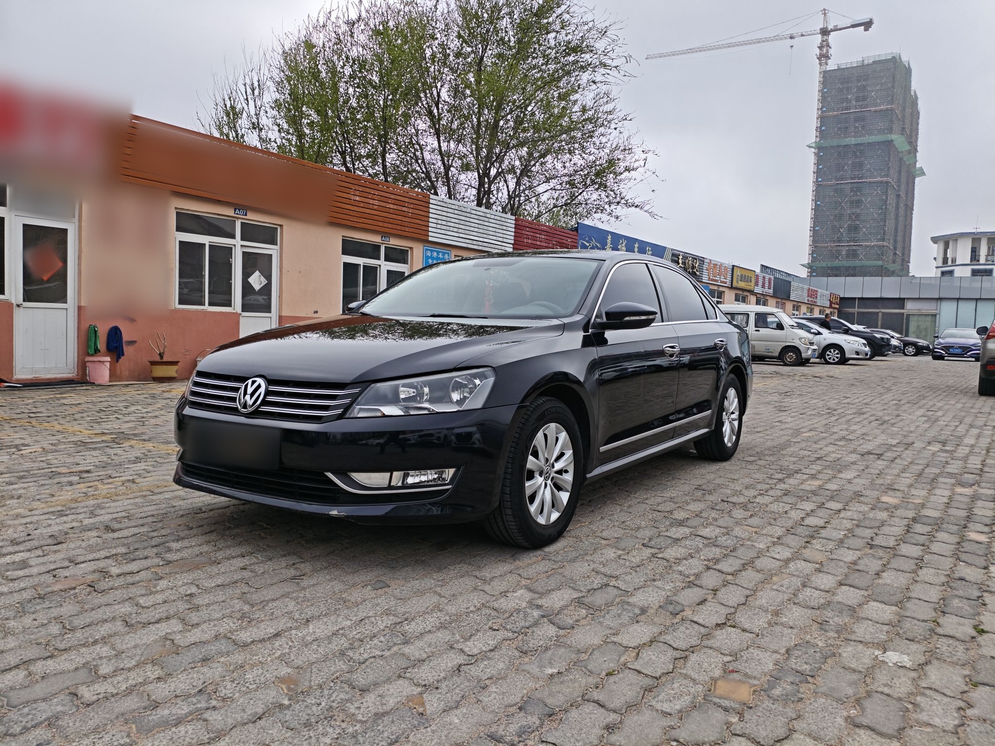 Под передней частью автомобиля