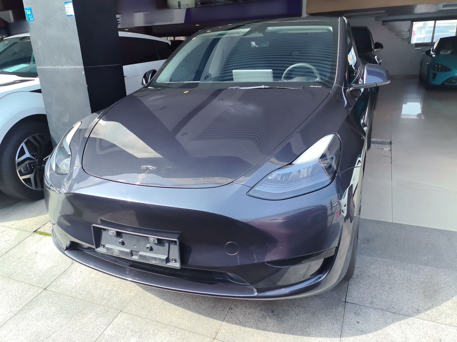 Под передней частью автомобиля