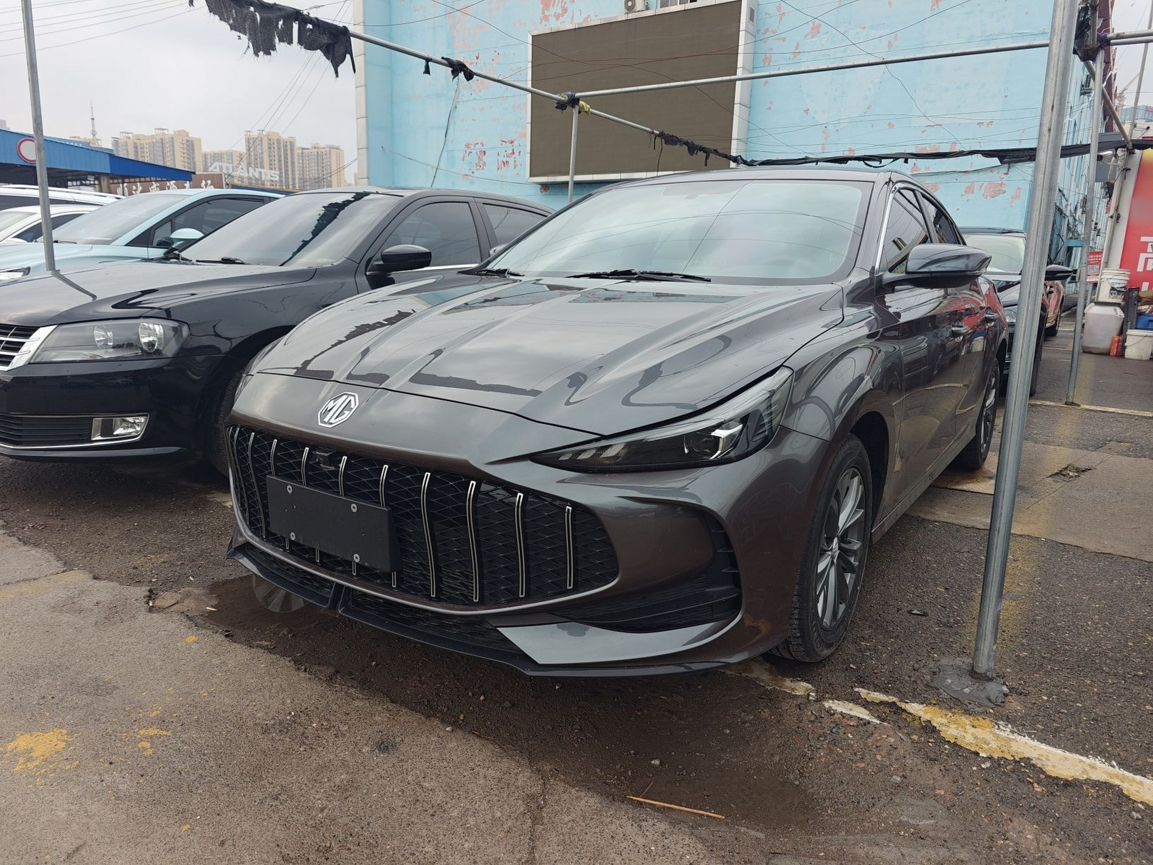 Под передней частью автомобиля