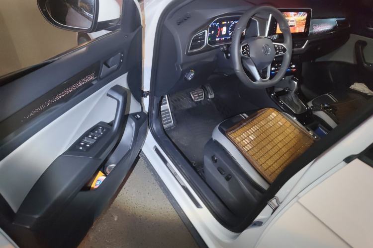 Used Volkswagen T-ROC 2024 300TSI DSG Two-Wheel-Drive Chen Guang Edition
